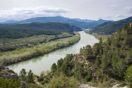Der Fluss Ebro, der durch Miravet in Tarragona fließt