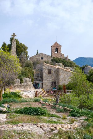 Calles y plazas de Siurana, con sus casas de piedra en la cima de una colina, pueblo turístico de Tarragona, España.