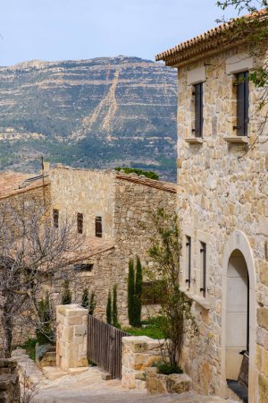 Straßen und Plätze von Siurana, mit seinen Felsenhäusern auf einem Hügel, Touristendorf Tarragona, Spanien.