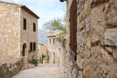 Calles y plazas de Siurana, con sus casas de piedra en la cima de una colina, pueblo turístico de Tarragona, España.