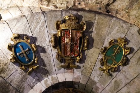 Foto de Cudillero, España - 29 de marzo de 2024: Emblemas y escudos del reino de Castilla y del Principado de Asturias. - Imagen libre de derechos