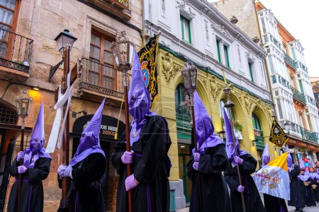 Foto de Oviedo, España - 30 de marzo de 2024: Religiosos disfrazados de Nazanero, desfilando en la tradicional procesión durante la Semana Santa. - Imagen libre de derechos