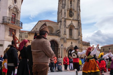 Foto de Oviedo, España - 30 de marzo de 2024: Varias personas visten trajes tradicionales asturianos, bailando el folclore típico asturiano en Oviedo. - Imagen libre de derechos