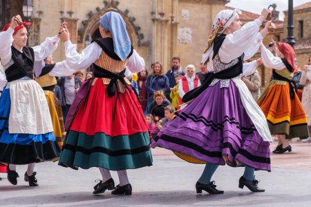 Foto de Oviedo, España - 30 de marzo de 2024: Varias personas visten trajes tradicionales asturianos, bailando el folclore típico asturiano en Oviedo. - Imagen libre de derechos