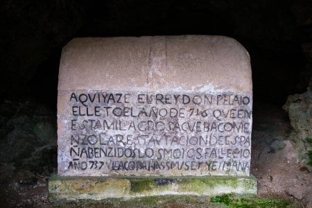 Foto de Covadonga, España - 30 de marzo de 2024: Tumba del rey Don Pelayo, con inscripción latina narrando su vida. - Imagen libre de derechos