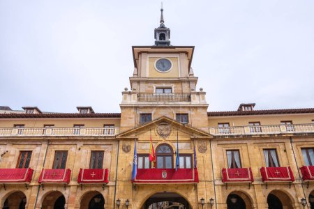 Altes Rathaus, Ein großes historisches Gebäude in Oviedo, Spanien, mit einem markanten Uhrturm auf der Spitze. Die Architektur ist prachtvoll und kunstvoll und zeigt das reiche Erbe der Stadt