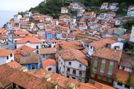 gran paisaje urbano lleno de numerosos edificios y casas en Cudillero, una ciudad costera asturiana tradicional en España. El paisaje urbano destaca la arquitectura única y la actividad bulliciosa de la zona.