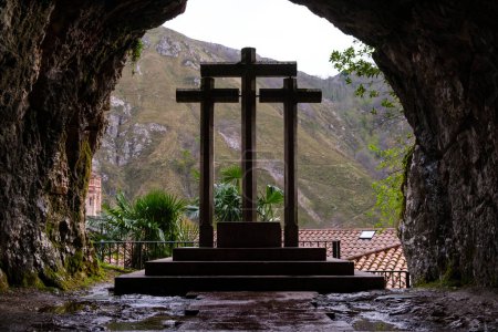Une église à Covadonga, Asturies, avec une croix bien en vue au milieu de son architecture. La croix se distingue comme un symbole de foi et de culte dans le bâtiment religieux.