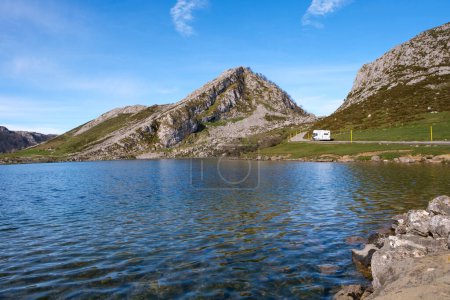 Foto de Un cuerpo de agua, los Lagos de Covadonga, está enclavado en medio de imponentes montañas, los Picos de Europa. El lago sereno refleja las majestuosas montañas en el fondo. - Imagen libre de derechos