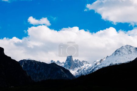 Foto de Una vista del imponente Pico Urriellu, también conocido como El Naranjo, en la cordillera asturiana, con nubes cubriendo el cielo. - Imagen libre de derechos