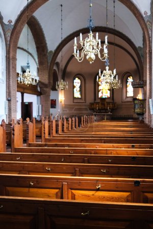 Foto de Interior de una bonita y sencilla iglesia protestante en una ciudad danesa. - Imagen libre de derechos