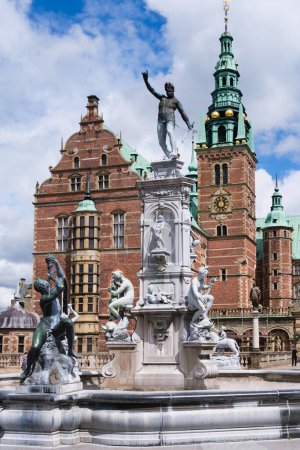 Esculturas y fachadas de Frederiksborg, palacio en Copenhague.