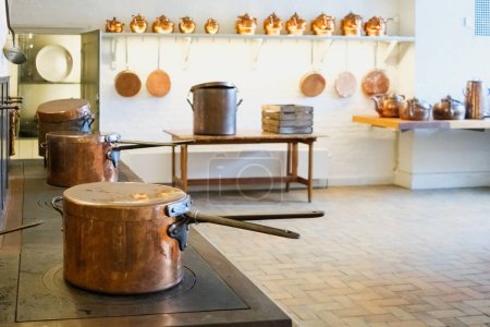 Kulinarische Vintage-Artefakte und antikes Kochgeschirr werden in einer historischen Küchenausstellung aus vergangenen Zeiten präsentiert