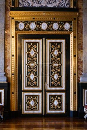 Luxueuse porte du vieux palais décorée d'ivoire.
