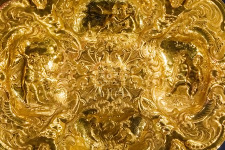 Foto de Detalle de una placa de oro puro, con intrincadas decoraciones. - Imagen libre de derechos
