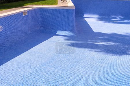 Foto de Una piscina vacía en el patio trasero en proceso de reparación y sellado. - Imagen libre de derechos