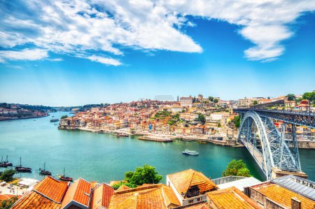 Porto Luftbild mit Luis-I-Brücke und Douro-Fluss an einem sonnigen Tag, Portugal   