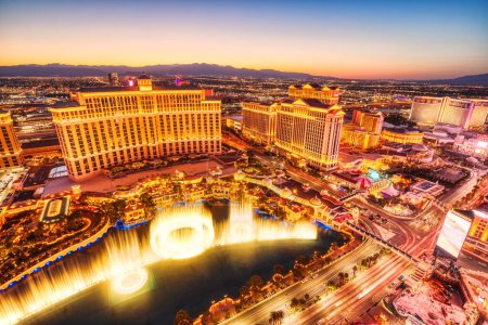 Téléchargez les photos : LAS VEGAS, États-Unis - 20 AVRIL : Strip Vue aérienne au coucher du soleil avec le célèbre hôtel Bellagio le 20 avril 2023 à Las Vegas, États-Unis. Las Vegas est l'une des meilleures destinations touristiques au monde - en image libre de droit