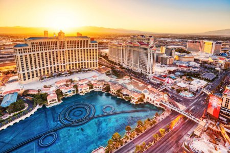 Foto de LAS VEGAS, EE.UU. - 20 DE ABRIL: Strip Vista aérea al atardecer con el famoso hotel Bellagio el 20 de abril de 2023 en Las Vegas, Estados Unidos. Las Vegas es uno de los principales destinos turísticos del mundo - Imagen libre de derechos