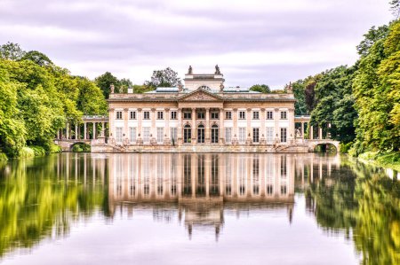 Palais royal sur l'eau dans le parc Lazienki, Varsovie, Pologne   