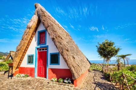 Casas tradicionales en Madeira durante un día soleado, Portugal    
