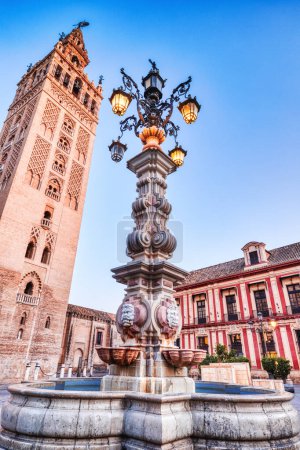 Catedral de Sevilla y Torre Giralda al amanecer, Sevilla, España  