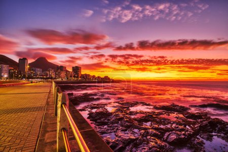 Cape Town Downtown Seaside pendant le coucher du soleil avec Lions Head en arrière-plan, Afrique du Sud 