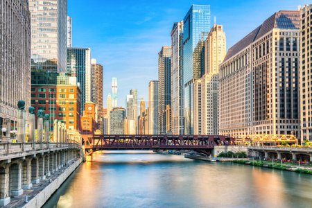 Chicago Downtown Stadtbild mit Chicago River bei Sonnenuntergang, Illinois  