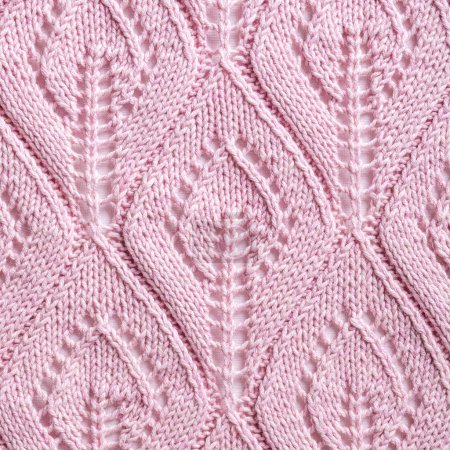 Foto de Textura de lana de punto rosa hecha a mano fondo con formas de hoja de punto. Vista superior de la ropa de punto - Imagen libre de derechos