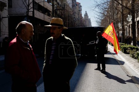 Téléchargez les photos : Grenade, Andalousie, Espagne. 20 février 2024 : Manifestation des agriculteurs protestant contre la crise des prix injustes des produits agricoles, dans les rues de Grenade avec des banderoles et des tracteurs - en image libre de droit