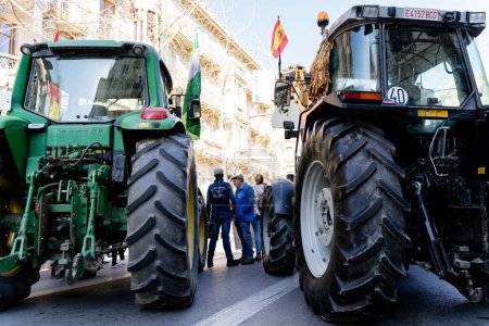 Téléchargez les photos : Grenade, Andalousie, Espagne. 20 février 2024 : Manifestation des agriculteurs protestant contre la crise des prix déloyaux des produits agricoles, dans les rues de Grenade avec des banderoles et des tracteurs - en image libre de droit