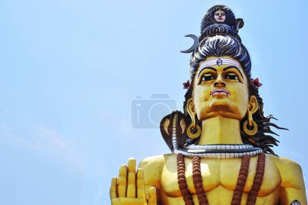 Téléchargez les photos : Statue du Seigneur Shiva à Omkareshwar - en image libre de droit