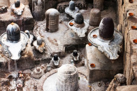Antiguo Shiva lingas en Varanasi, India