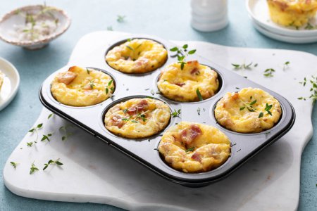 Foto de Bacon y muffins de huevo cheddar para el desayuno, idea de la receta - Imagen libre de derechos