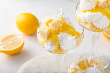 Téléchargez les photos : Parfait citron avec gâteau livre, caillé de citron, crème fouettée et baisers meringue - en image libre de droit