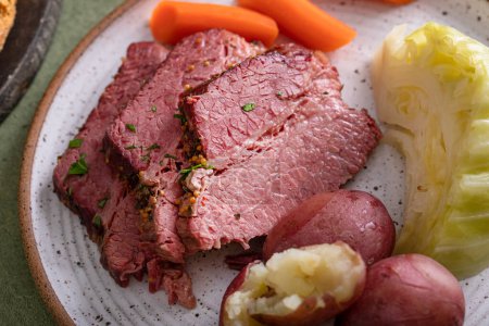 Corned Beef mit Kohl und Kartoffeln Abendessen mit Sodabrot, irische Rezeptidee für St. Patricks Day