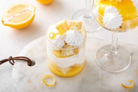 Téléchargez les photos : Parfait citron avec gâteau livre, caillé de citron, crème fouettée et baisers meringue - en image libre de droit