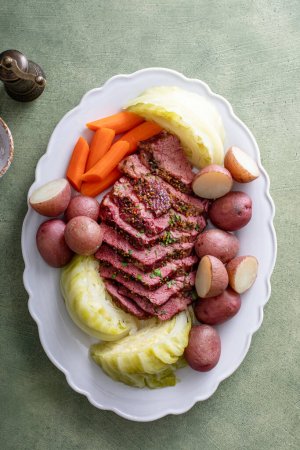 Corned beef mit Kohl und Kartoffeln auf einem Servierteller, irische Rezeptidee für den St. Patricks Day