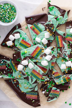 Foto de St Patricks day chocolate bark with sprinkles and rainbow candy, dessert idea - Imagen libre de derechos