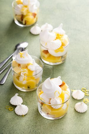 Foto de Merengue de limón y pastel de libra bagatela en un vaso, idea de postre idividual - Imagen libre de derechos