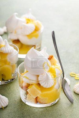 Foto de Merengue de limón y pastel de libra bagatela en un vaso, idea de postre idividual - Imagen libre de derechos