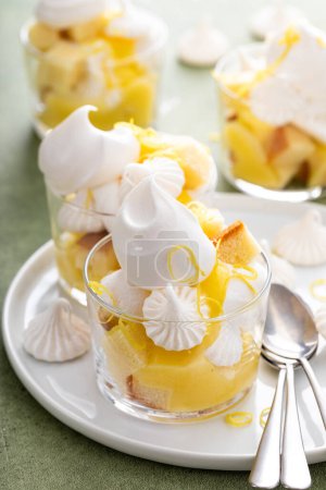 Téléchargez les photos : Meringue au citron et bagatelle à gâteau dans un verre, idée de dessert idiote - en image libre de droit