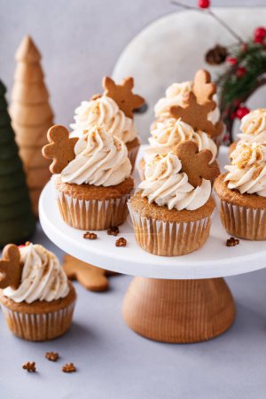 Lebkuchen-Cupcakes zu Weihnachten mit kleinen Lebkuchen und gewürztem Buttercreme-Zuckerguss