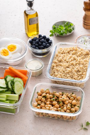 Vegetarische Mittagsmahlzeit in Containern, proteinreiche Mahlzeit mit Quinoa, Kichererbsen, Gemüse und gekochten Eiern