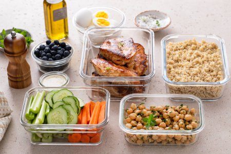 Eiweißreiche, gesunde Mittagsmahlzeit in Containern mit Huhn, Quinoa, Kichererbsen, Gemüse und gekochten Eiern
