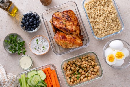 Eiweißreiche, gesunde Mittagsmahlzeit in Containern mit Huhn, Quinoa, Kichererbsen, Gemüse und gekochten Eiern