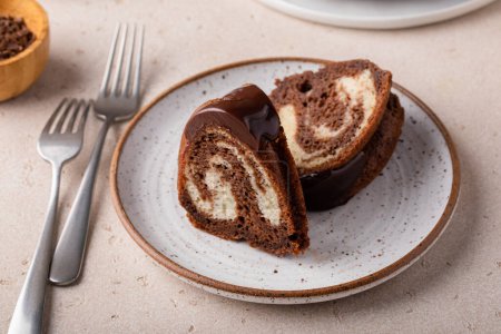 Torta de paquete de mármol en rodajas en un plato, chocolate y pastel de vainilla