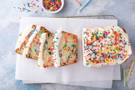 Foto de Pastel de cumpleaños pastel de pastel o funfetti pan rápido con espolvoreos y glaseado de crema de mantequilla - Imagen libre de derechos