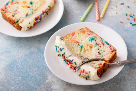 Téléchargez les photos : Gâteau d'anniversaire gâteau au pain ou funfetti pain rapide avec saupoudrer et glaçage à la crème au beurre - en image libre de droit