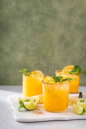 Orangen-Limetten-Margarita mit Chili am Rand, würziger erfrischender tropischer Margarita-Cocktail